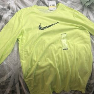 Brand new mens small highlight nike long sleeve shirt with tag still on it.